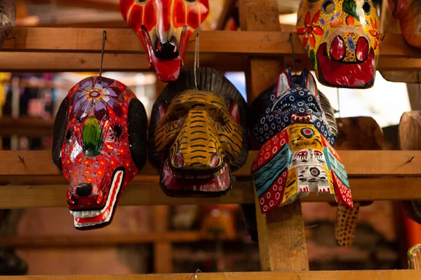 Piyasada geleneksel Guatemala maskeleri - el yapımı maskeler