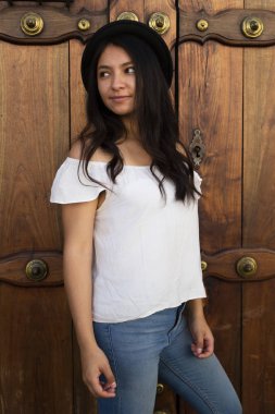Şapkalı İspanyol turist - Koloni şehrindeki kız - Antigua Guatemala - antik kapı