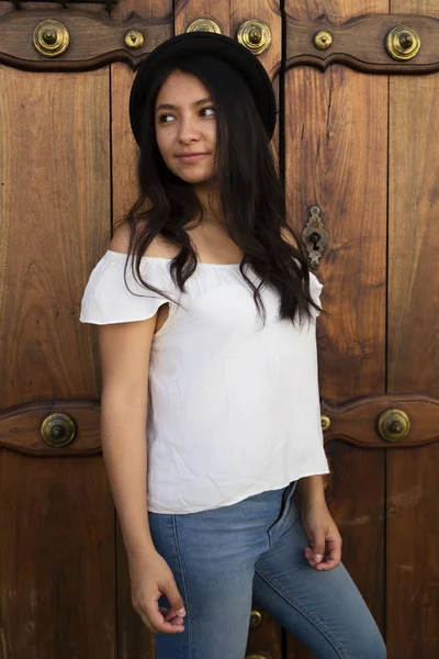 Turista hispânico com hat- menina na cidade colonial - Antigua Guatemala - porta antiga — Fotografia de Stock