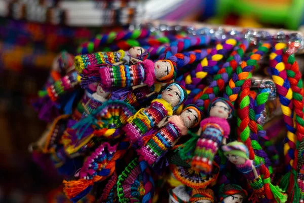 Muñecas guatemaltecas típicas Muñecas Preocupadas coloridas en el mercado — Foto de Stock