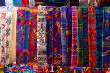 Tipik Guatemala kumaşları, geleneksel Guatemala çiçeklerinin renkli tasarımlarıyla pazara yayıldı.