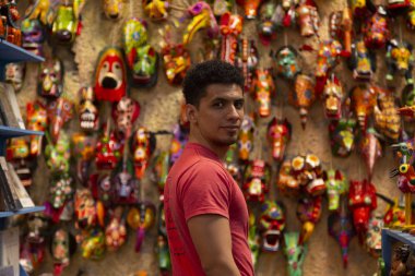 Guatemala 'nın geleneksel el yapımı maskeli İspanyol genç adam Antigua Guatemala geleneksel maskeleri.