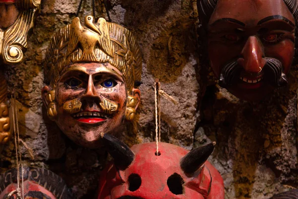 Máscaras tradicionais guatemaltecas - parede cheia de máscaras de madeira pintadas à mão - Antigua Guatemala, ritual das tradições guatemaltecas — Fotografia de Stock