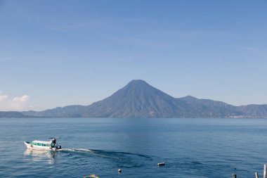 Atitlan Gölü, Guatemala ve San Pedro yanardağı - Gölde motorlu tekne - Panajachel 'de gün doğumu