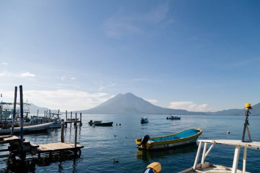 Atitlan Gölü 'nde gündoğumu Guatemala gölünün rıhtımlarında tekneler - Guatemala' da turizm merkezi - Latin Amerika 'da dağlarla çevrili mavi göl