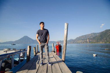 Atitlan Gölü rıhtımındaki İspanyol genç adam - Guatemala Gölü 'nde turist - Latin Amerika' da turizm merkezi