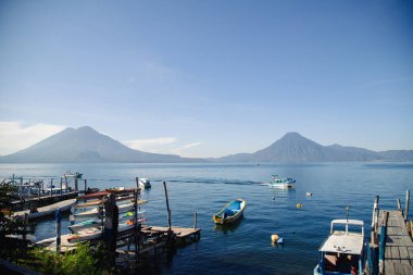 atitlan Guatemala gölünde gün doğumu, gölün rıhtımlarında tekneler - Latin Amerika 'nın ünlü turizm beldesi