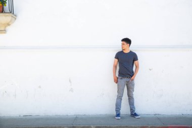 Latin Amerika 'nın beyaz duvarında poz veren sömürge ve tarihi şehirde yaşayan İspanyol bir adam Guatemala' yı ziyaret ediyor.