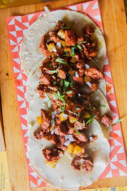 Tahtada ananaslı Meksika tacoları. Tipik Meksika yemeği.