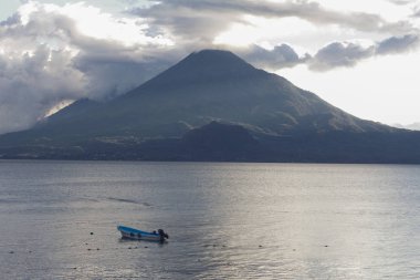 Atitlan Guatemala Gölü 'nde gün batımı - Panajachel Solola' da bulutlu bir gün - dağlar ve volkanlarla çevrili göl