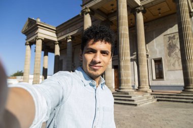 Quetzaltenango belediye tiyatrosunda resim çeken genç bir adam - İspanyol gezgin Xela Guatemala 'da selfie çekiyor.