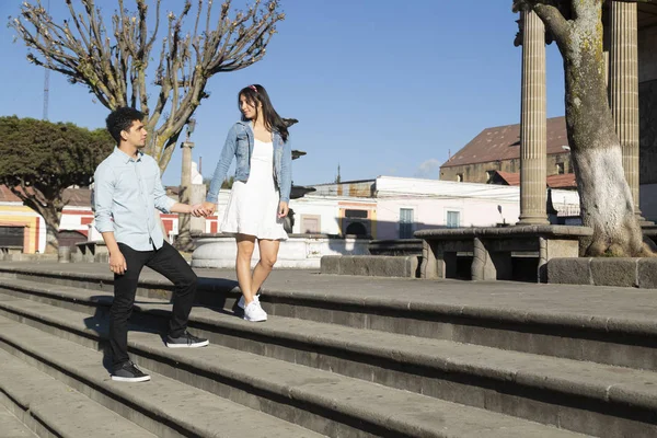 Hispanisches Paar zu Fuß im Stadttheater von Quetzaltenango Guatemala - reisendes Paar in Kolonialstadt — Stockfoto