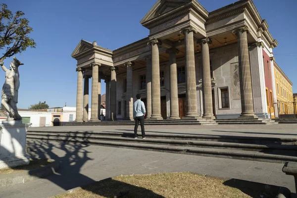 Joven de pie en teatro municipal de Quetzaltenango Guatemala - turista observando el teatro en Xela Guatemala — Foto de Stock