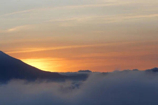 Bellissimo tramonto tra nuvole e montagne - paesaggi in Guatemala — Foto Stock