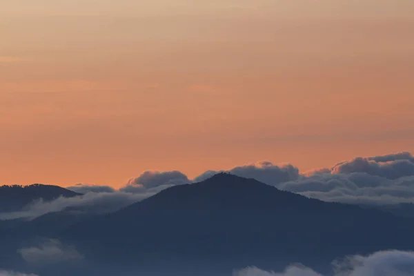 Bel tramonto con cielo colorato e molte nuvole sulle montagne - paesaggi in Guatemala — Foto Stock