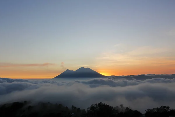 Tramonto sul vulcano di fuoco e vulcano Acatenango - vulcani circondati da nuvole - Veduta dei vulcani del Guatemala — Foto Stock