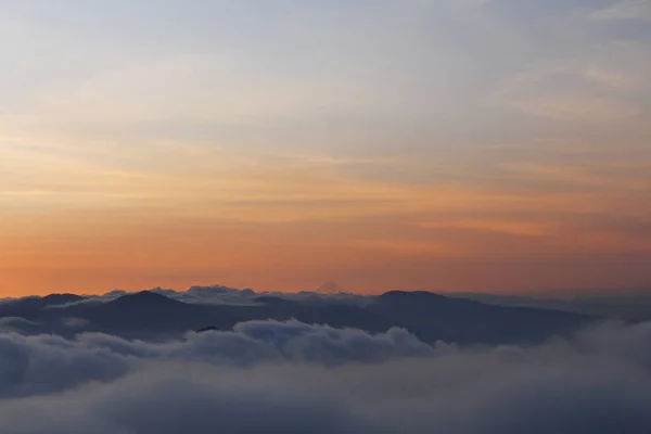Tramonto con cielo colorato e molte nuvole sulle montagne - Vulcano Atitlan sfondo - paesaggi in Guatemala — Foto Stock