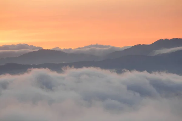 Silhouette di montagne con nuvole - Veduta sulle montagne del Guatemala - Tramonto tra le montagne - cielo arancione — Foto Stock