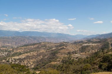 Guatemala 'daki Quiche yolunda dağlar ve tepeler - az ağaçlı dağlar - çevresel tahribat