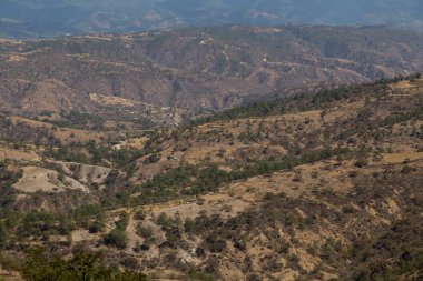 Guatemala 'daki Quiche yolunda dağlar ve tepeler - az ağaçlı dağlar - çevresel tahribat