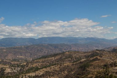 Guatemala 'daki Quiche yolunda dağlar ve tepeler - az ağaçlı dağlar - çevresel tahribat