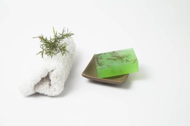 Beyaz arkaplanda el yapımı biberiye sabunu