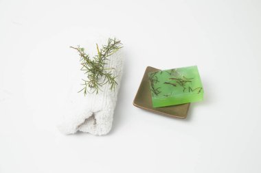 Beyaz arkaplanda el yapımı biberiye sabunu