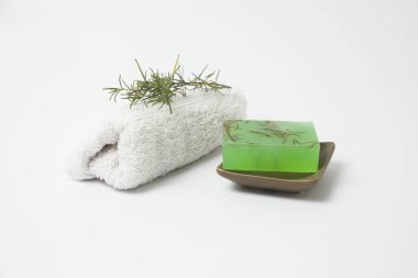 Beyaz arkaplanda el yapımı biberiye sabunu