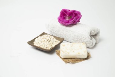 Beyaz arkaplanda el yapımı yulaf ezmesi sabunu