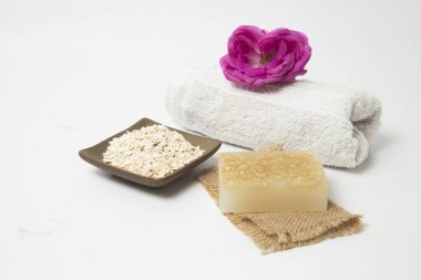 Beyaz arkaplanda el yapımı yulaf ezmesi sabunu