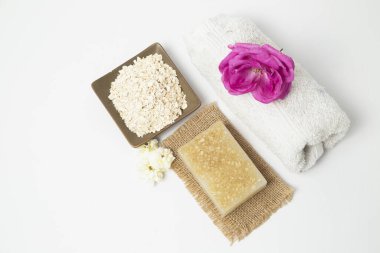 Beyaz arkaplanda el yapımı yulaf ezmesi sabunu