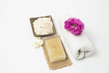 Beyaz arkaplanda el yapımı yulaf ezmesi sabunu