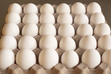 Mutfak masasında taze organik beyaz yumurta - yumurta kutusu