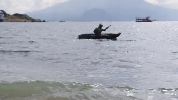 グアテマラの木製モーターボートと青空の風景の真ん中に小さなボート 火山に囲まれて — ストック動画