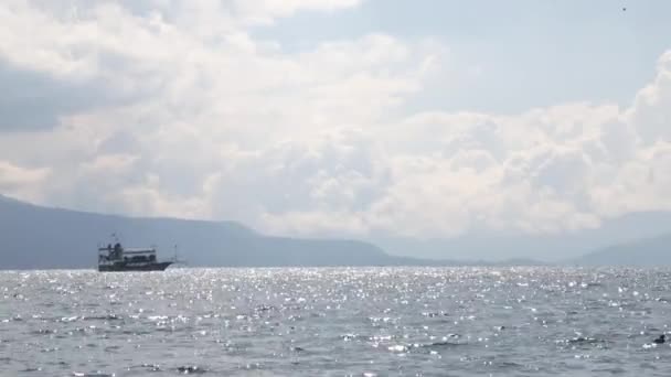 人工湖の真ん中にある大きな船青い空と火山の風景の雲と青い海 — ストック動画