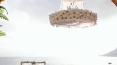 Gün batımında düğün pirinç geleneğimizle, düğün geleneğimizle sunakta çiçek kemeriyle, İspanyol ve Çin geleneğimizle.