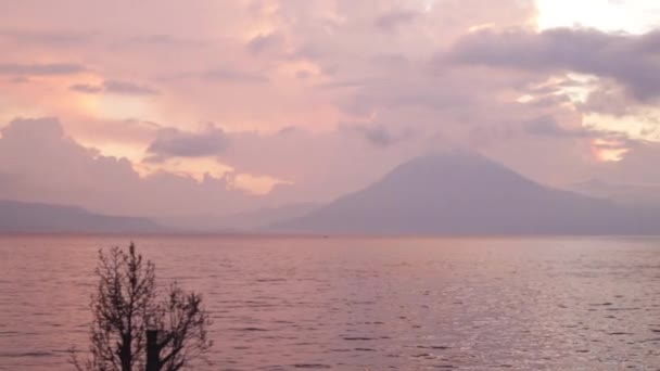 Ηλιοβασίλεμα Στο Σαφές Atitlan Λίμνη Στην Guatemala Μικρό Σκάφος Στη — Αρχείο Βίντεο