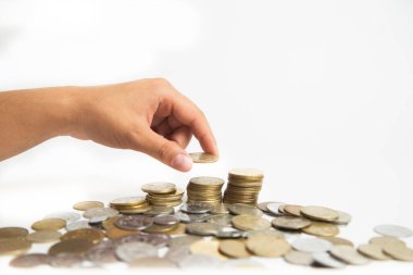 Yakın plan çekimde madeni paralar istiflenir