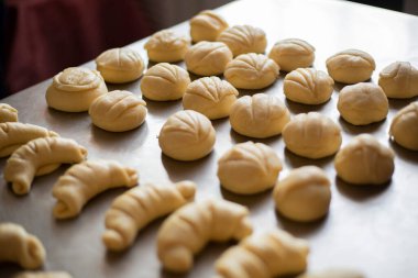 Paslanmaz çelik bir masaya yerleştirilmiş taze çiğ ekmek - tatlı ekmek - Guatemala yemeği - somun ekmek pişirmeye hazır