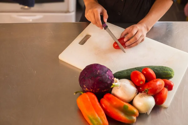 Detal Kobiecych Rąk Krojących Warzywa Kuchni — Zdjęcie stockowe