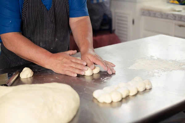 Szczegóły Męskich Rąk Przygotowujących Ciasto Chlebowe Pieczony Chleb Pszenny Szczęśliwy — Zdjęcie stockowe