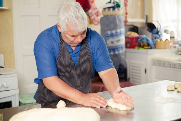 Latynoski Dorosły Mężczyzna Przygotowuje Ciasto Chlebowe Męskie Ręce Przygotowują Ciasto — Zdjęcie stockowe