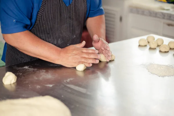 Szczegóły Męskich Rąk Przygotowujących Ciasto Chlebowe Pieczony Chleb Pszenny Szczęśliwy — Zdjęcie stockowe