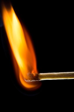 İzole üzerinde siyah arka plan yanan maç