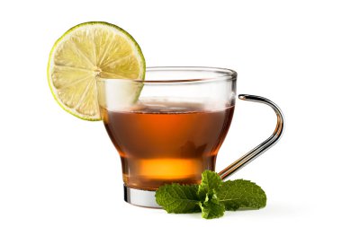 Beyaz arka planda izole edilmiş bir bardak siyah çay.