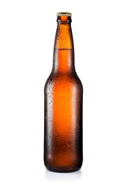 Beyaz arka planda izole edilmiş bir şişe bira.