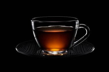 Cam fincan siyah çay siyah arka plan üzerine izole