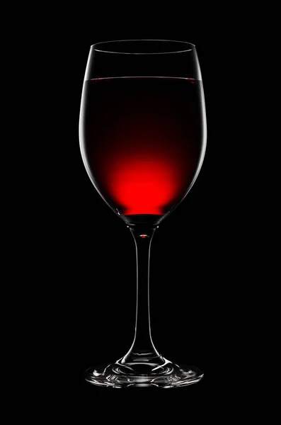 Vin rouge dans un verre isolé sur fond noir — Photo