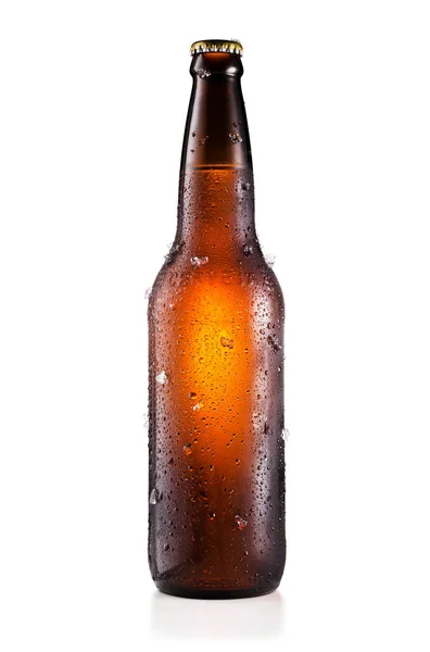 点眼薬と氷片が白い背景で隔離のビールの瓶 — ストック写真