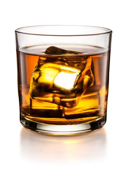 杯威士忌在白色背景上孤立 — 图库照片
